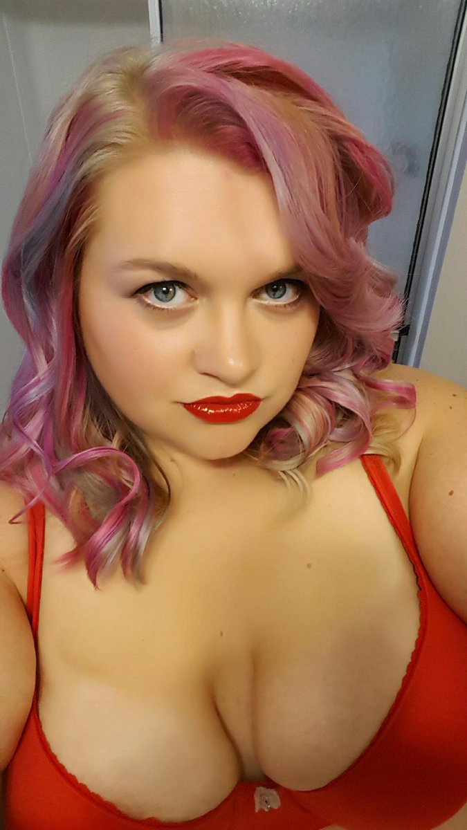 TandA_pics's tweet photo. What is it about red lipstick?? https://t.co/V7AzIxdAEr