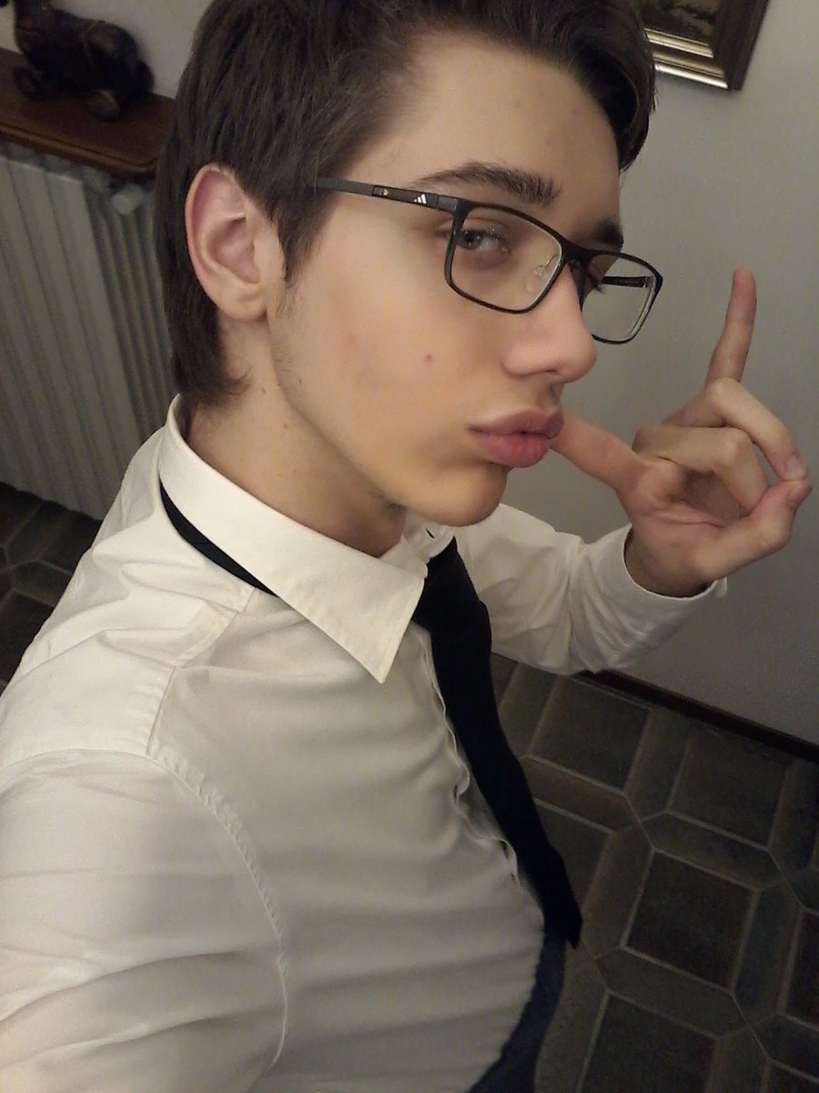 simofuma64's tweet image. working and having no time at all to record the Editing &amp;amp; Producing video be like uwu