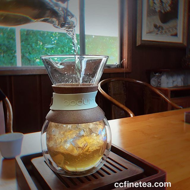 Hello August! Enjoy cold brew Dong Ding Oolong with ice ❄️
.
.
.
#icetea #dongdingoolong #taiwanesetea #ccfinetea #oolongtea #healthylifestyle ift.tt/2NYNOwX