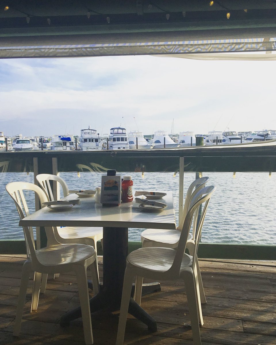 DoTheShore's tweet photo. The perfect dinner setting at @UriesWaterfront 🍴🍹🌊 #wildwood #uries #dotheshore https://t.co/wTN8bicpXf