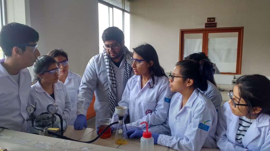 CdeCPeru's tweet photo. Hoy en la @UNIoficial, el club CDC021 dirigido por Juan Carlos Castro (@Cinvestav) contó con la participación de Marino Morikawa. Este grupo está enfocado en el tratamiento de aguas residuales a través de biomateriales 🌱🌿
#CdeCPeru 🇵🇪👩🏽🔬👨🏽🔬⚗️ https://t.co/A7M10yVCxa