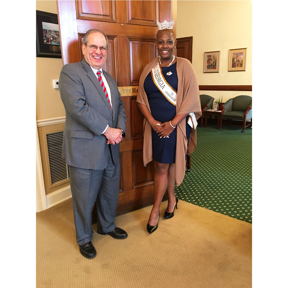 PowerhouseAP's tweet photo. Met the man himself, Macon Mayor Robert Reichert ✨♥️🙌🏾 #MissBlackGeorgia #MaconOfficial #MaconMayor #MBGUSAM #MBUSAM #Queenin #AshMetTheMayor https://t.co/fj0shr4eXT