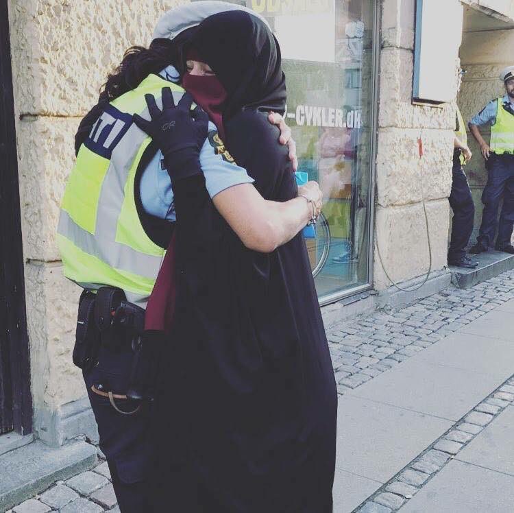 Danimarka’da burka ve peçe yasağı resmen 1 Ağustos itibariyle başladığı gün çekildi bu fotoğraf. Peçeli kadına sarılan bir polis kadın. Politikacılar her yerde aynı; oy uğruna popülist davranıyorlar ama şükür insanlık seviyesi yüksek insanlar oldukça fazla. İşte bu polis gibi