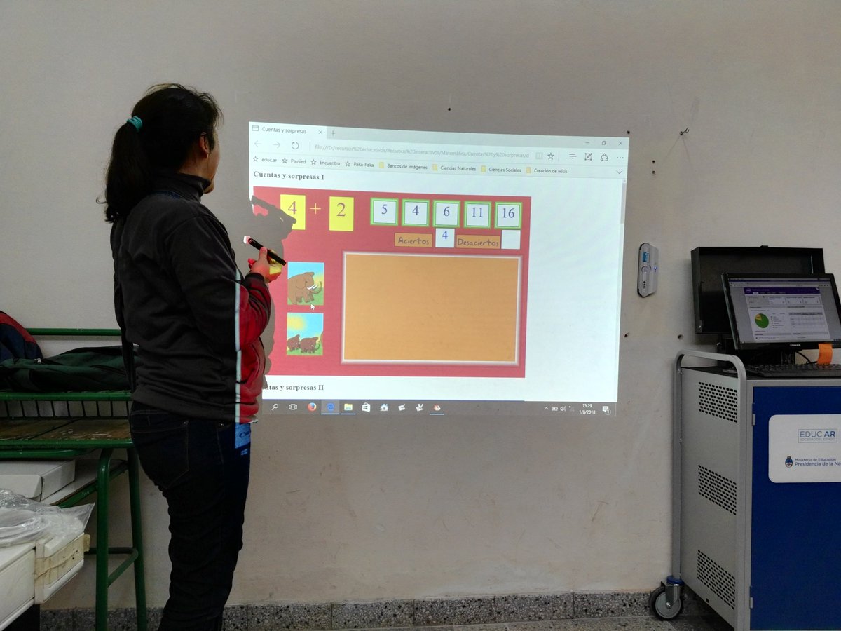aulaldea's tweet photo. #FacilitadoresTicER💻 #PLANIED Acompañamos a las maestras en su día institucional. #ADM #pizarradigital 👏👏y Exploramos los recursos digitales de las Netbooks #PrimariaDigital 😎💪 @PortalAprender https://t.co/5MDPQ3AT1R