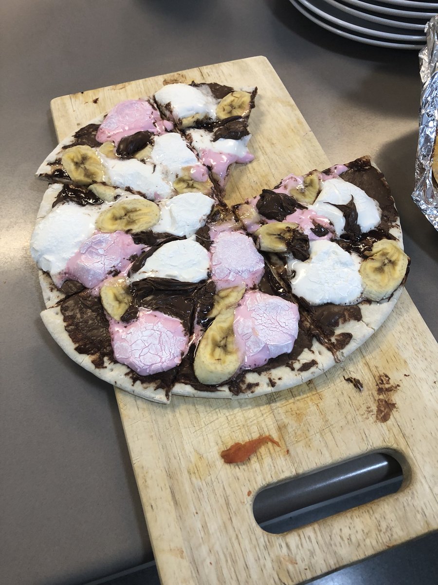 @WestEndRedbacks boys did an excellent job providing dinner for the kids and families at Ronald McDonald house last night..pizza followed by sweet pizza! Colleen is an amazing woman..supporting families with sick kids for over 20years and just keeps smiling!! #sweetpizzaissweet!