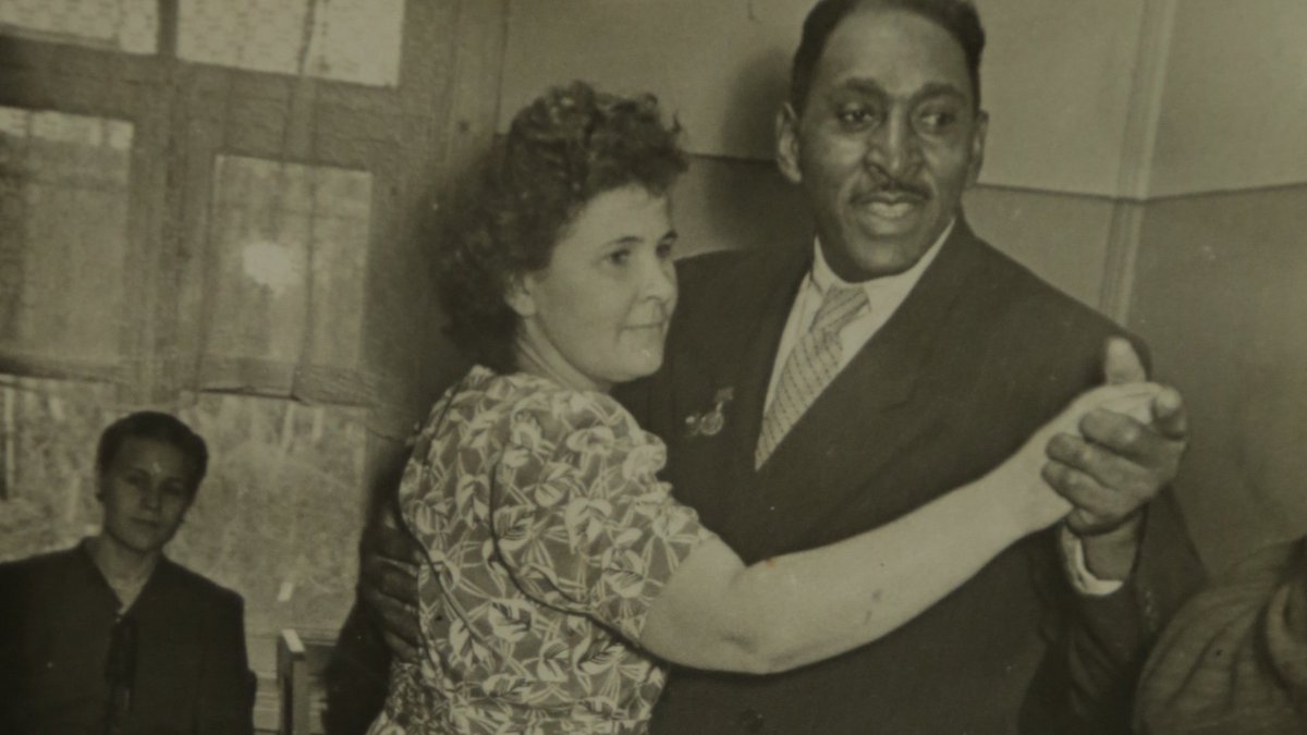 Red_Experience's tweet image. George Tynes, the black American who came to the Soviet Union in 1931, dances with his Russian wife, Maria. An agriculture specialist, he became an important duck breeder in the USSR at that time. In fact, he was the one who introduced turkey to Russia as well as Peking duck.