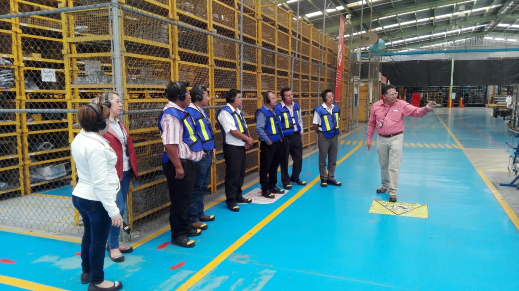 DINAmx's tweet photo. Representantes de la Sociedad Cooperativa de Autotransportes de Pasaje y Carga Urbanos Suburbanos y Foráneos El Volcán de Orizaba visitaron nuestra planta y conocieron los avances en la actualización tecnológica del #RUNNER9. #DINAteMueve https://t.co/AeNTvUD1kt