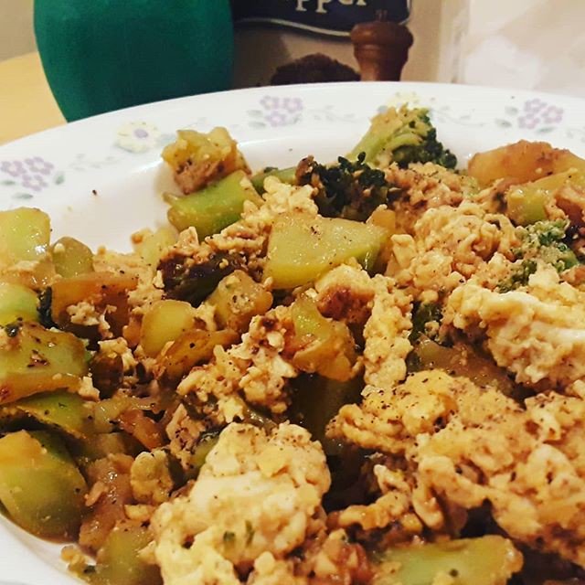 TortoiseRooster's tweet photo. Reposting @loveinhalf:
Eggs and broccoli! I made this with cayenne, fresh garlic, black pepper and lime jui e. With a tablespoon of Mongolian sauce and butter.

#foodie #healthyeating #healthy #healthyfood #weightloss #accountability #loveinhalf #fitbit #fitbitone #breakfast https://t.co/inY26LXj1h