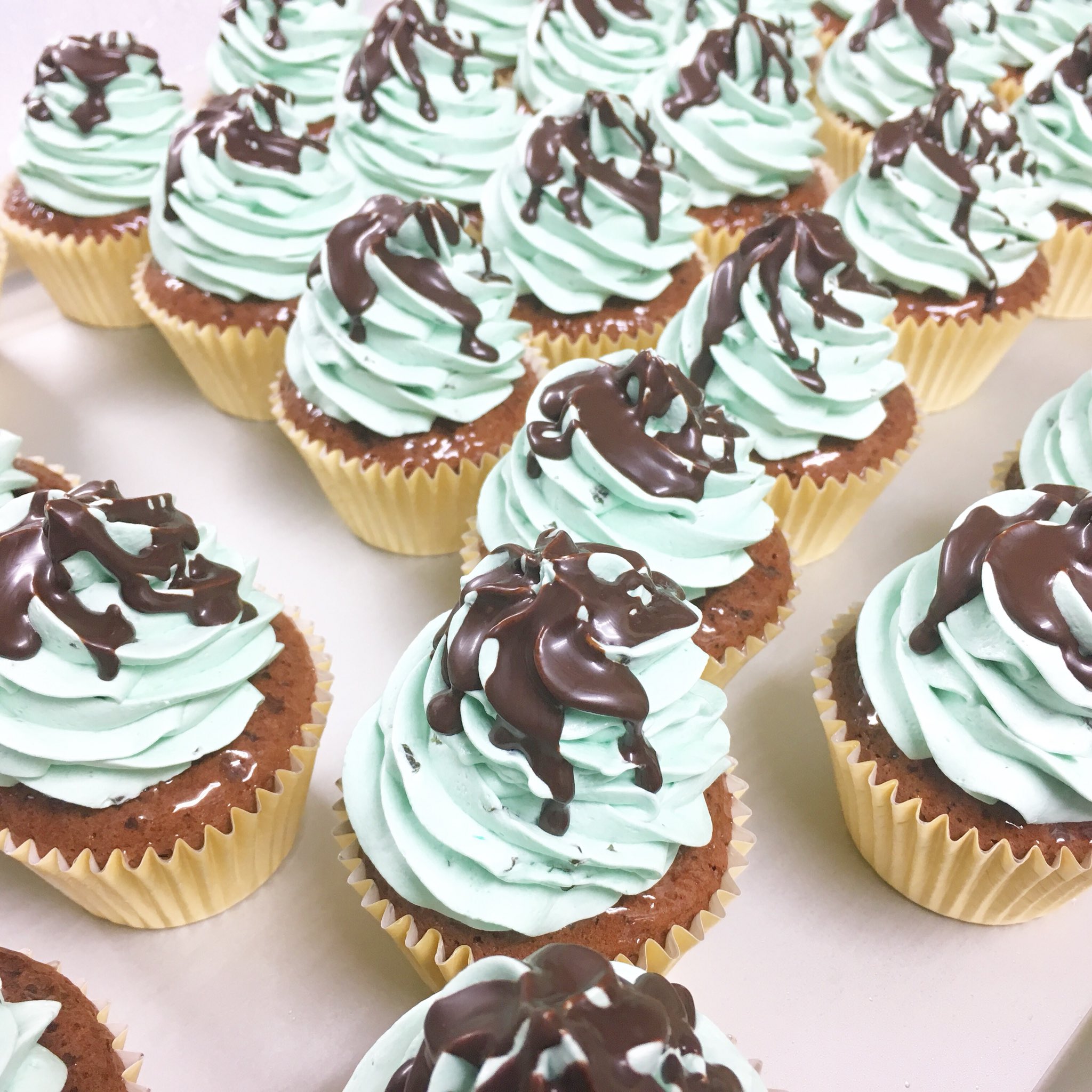 アトリエナユタ 写真は夏限定チョコミントカップケーキです バタークリームの中に見える濃い色のものは 生のミントの葉です ミントエッセンスなどの香料を使用していない 自然なミントの風味をお楽しみください アトリエナユタ