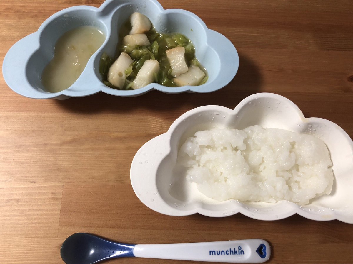 おかみさんごう 3y 2y 最近 １品は取り分け離乳食 にしてる 昨日はお麩とキャベツの煮物 出汁とほんの少しの薄口醤油 砂糖で味付け 息子用は刻んでとろみの粉混ぜ混ぜ 炒め物の玉ねぎも少し取り出してじゃがいもフレークと合わせてスープに