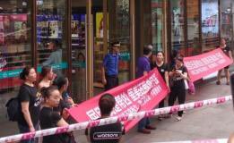 chinalabour's tweet image. Our latest newsletter is out: protests &amp;amp; strikes in the retail sector more than doubled in July, as businesses fail, leaving workers without a job and months of unpaid wages

clb.org.hk/content/shop-w…