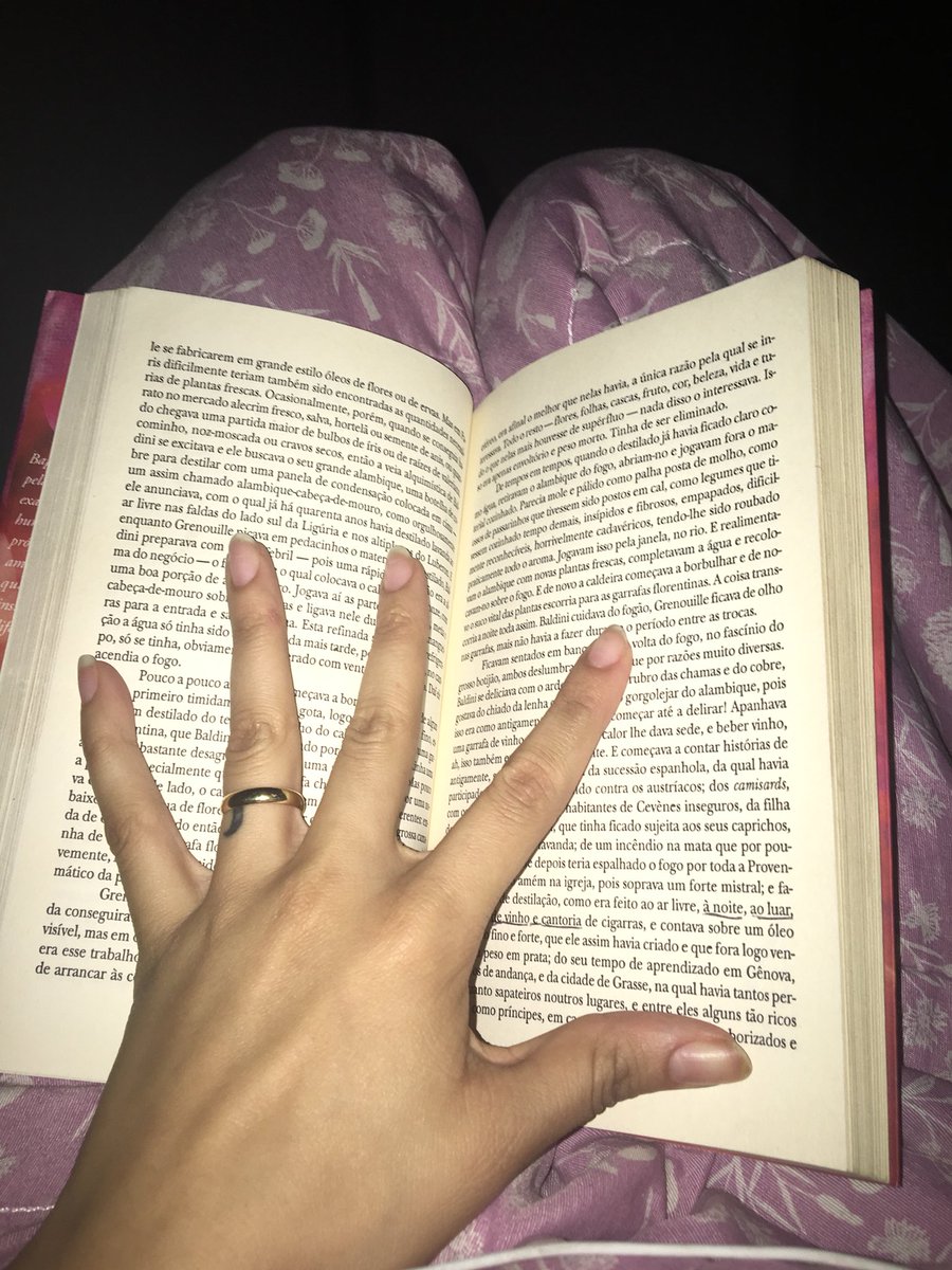 Paulitap_s's tweet image. Lendo aqui com minha aliança.