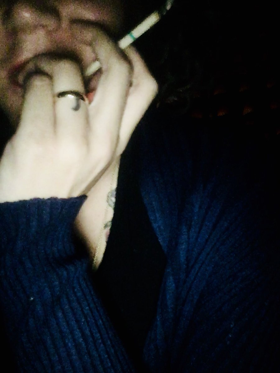 Paulitap_s's tweet image. Fumando paiol com minha aliança