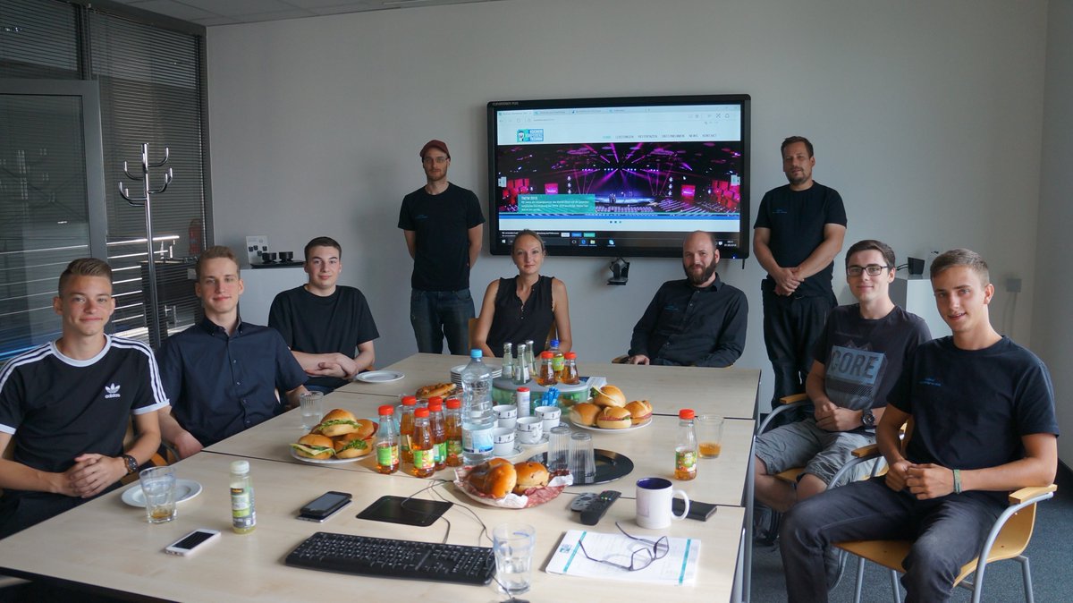 KuchemKonferenz's tweet photo. Herzlich begrüßen wir unsere neuen #Auszubildenden aus #Königswinter, #Köln und #Berlin! Voll motiviert starten unsere zukünftigen #Veranstaltungstechniker heute in ihre #Ausbildung. Wir freuen uns auf den neuen #Teamzuwachs! #Kuchem #KuchemKonferenzTechnik #Azubis2018 https://t.co/wPDyBiEQF8