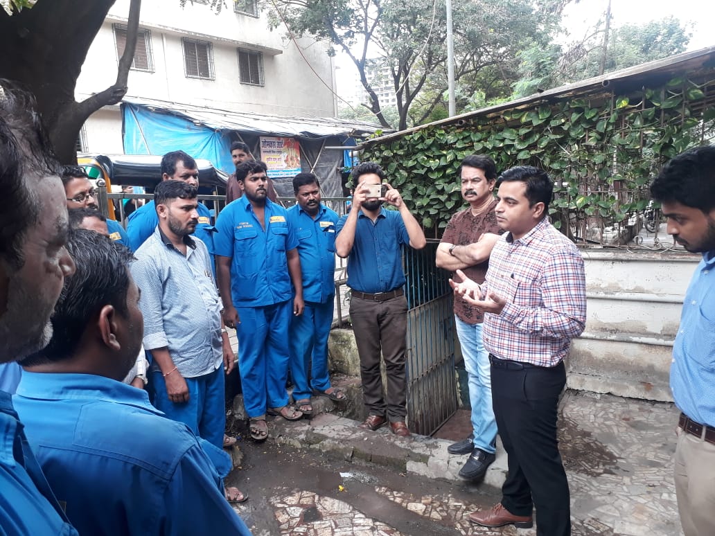 BPCMumbai's tweet photo. Bharatgas Mumbai has introduced Aadhar based payment for our Customers at selected LPG Distributorship.Explaining the process of entering Aadhar number, selecting bank account with fingerprint authentication to deliveryman.#DigitalIndia
@kumar4360 @PeethambarantT @BPCLimited https://t.co/78vdAfgzmD