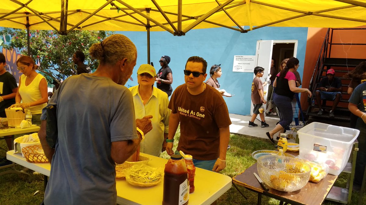SoFloBDUPSers's tweet photo. Outstanding Leadership from Div Manager Mike Alberni, BD ASM Danny Lagomasino, Community Champions Jose Gonzalez and Servio Montiel and the UPS Homestead team serving meals at "Bridge to Hope" center. What a great way to serve our local communities! #Neighbor2Neighbor, #WeAreUPS, https://t.co/fxNWx517wT