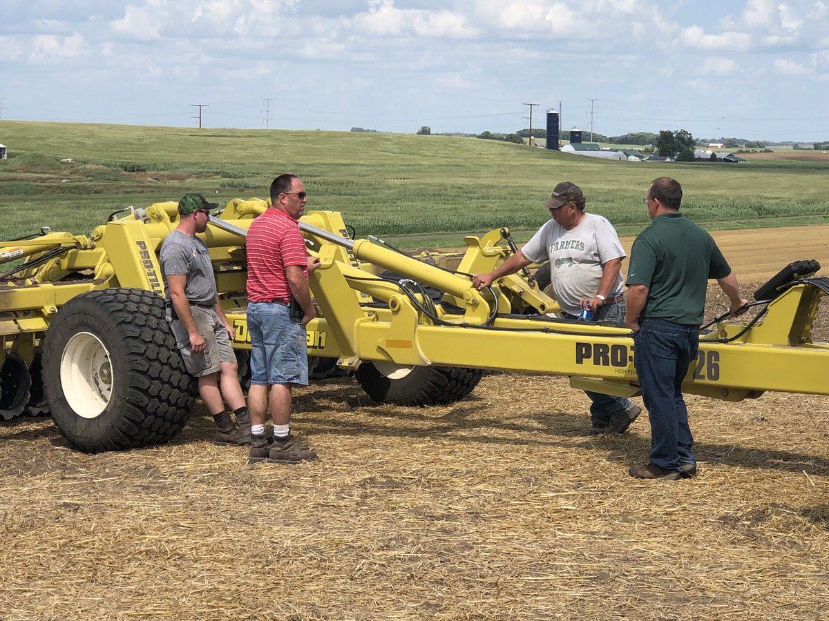 Degelman_USA's tweet photo. Todayโs field day with @sloanimplement in #MtHoerb @TravelWI opened a lot of eyes ๐ to #new #tillage practices #protill #8400R @JohnDeere https://t.co/NAdkADf72L