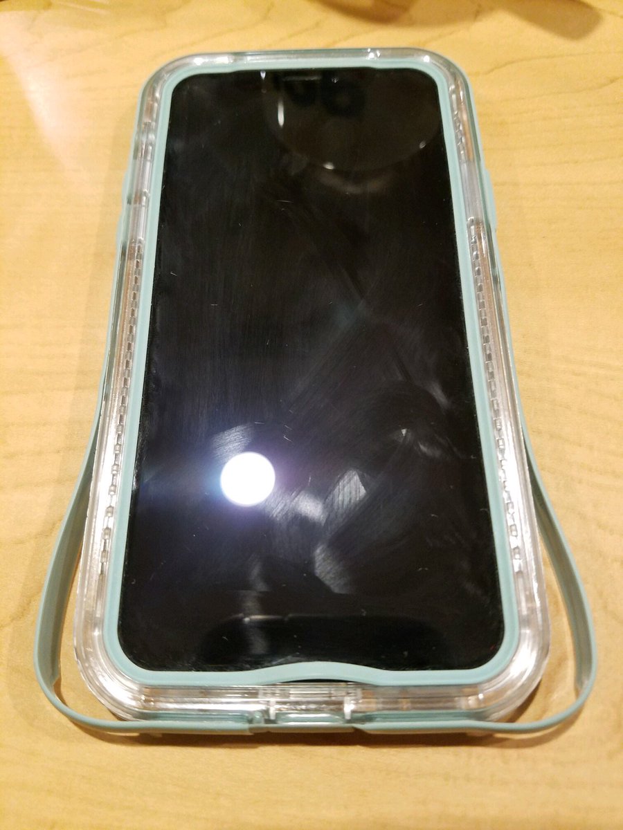 jill_fleur's tweet photo. @LifeProof I’ve only had this case a few months.  Why is it falling apart? https://t.co/I57RySyhQD