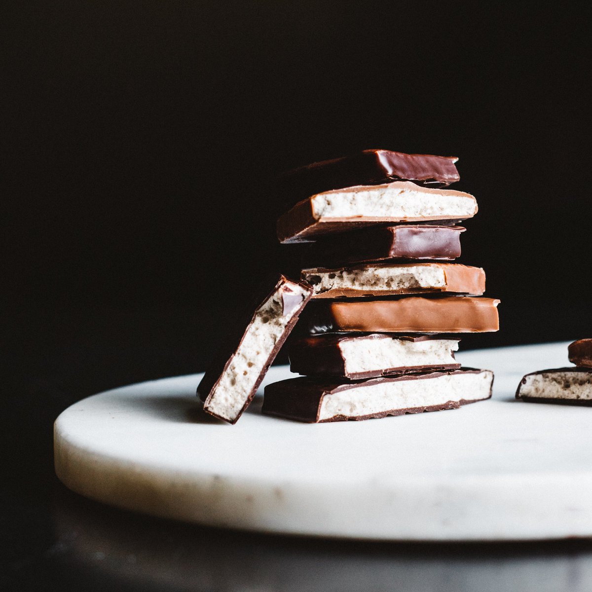 Vanilla Bean Marshmallow Inclusion is back! With 100% pure vanilla bean, this soft and sweet marshmallow is lavishly coated in premium chocolate for an irresistible winter treat!