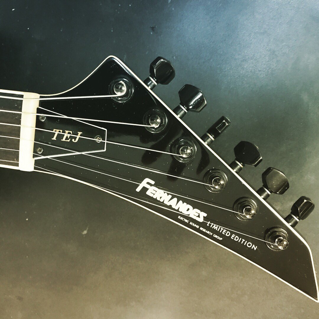 Derek Music Service Fernandes Tejのブラックのリペア コントロールパネルのネジが錆びついてるのを工夫して外し無事ジャック交換 ナットも交換ネック調整も 弦交換してピッチも調整して Ok Ericclapton 三田市 ギター リペア 楽器