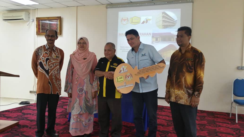 Majlis penyerahan projek kerja -kerja menaiktaraf bangunan maktab lama Politeknik Sultan Ahmad Shah serta kerja-kerja berkaitan, Kuantan, Pahang - Tahniah...