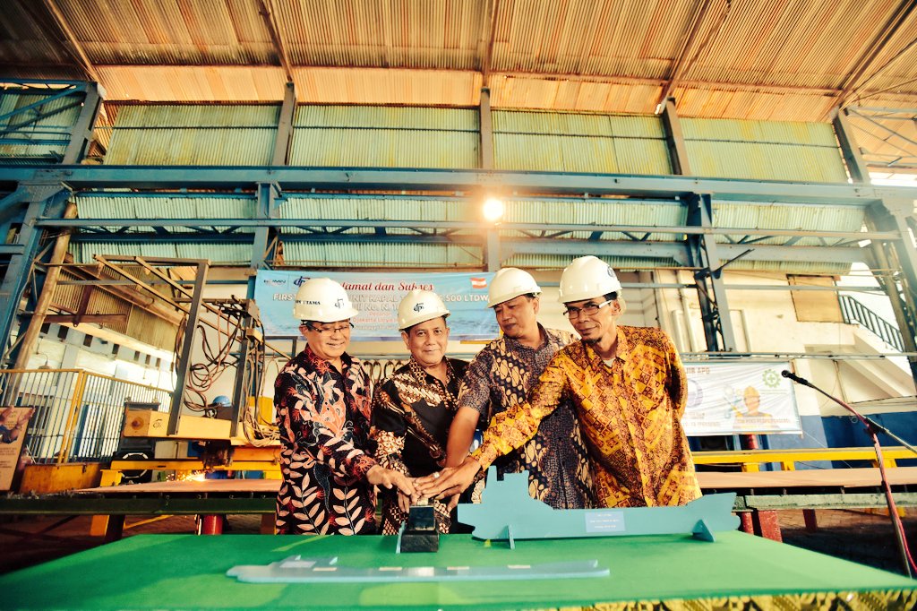 Awali Proyek Tanker 6500 LTDW, DPS Gelar First Cutting. PT Dok dan Perkapalan Surabaya (Persero) menggelar acara pemotongan plat baja pertama (First Cutting) pembangunan 1 (satu) unit kapal tanker 6500 LTDW dengan nomor pembangunan N. 18613 pesanan PT Djakarta Lloyd (Persero).