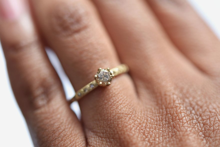 Cashkarocom's tweet photo. Add charm to your look with a line of jewelry now at upto 20% off + flat 6% off code + upto Rs 670 #Cashback at #Bluestone. So shop unlimited via https://t.co/ECbfk0C58X #BluestoneOffers😍 https://t.co/M7A5VPkIBx