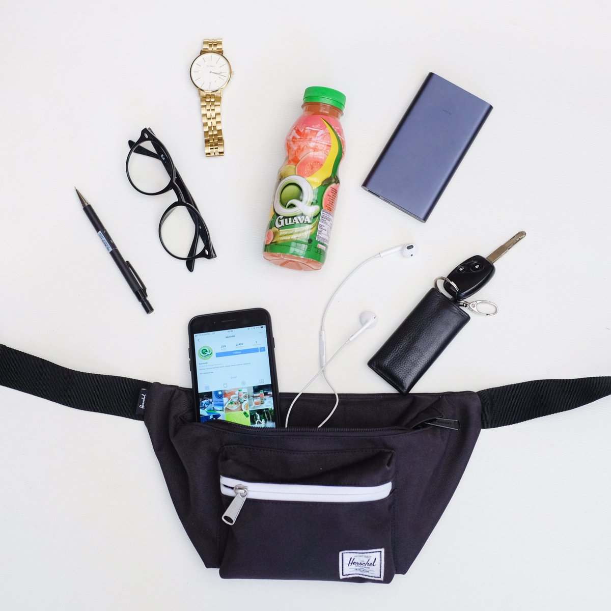 QJuiceID's tweet photo. Penuhi kebutuhan serat dan vitamin C kamu dengan minum QGuava setiap hari!
Dengan kemasan yang mudah dibawa ke mana-mana, pas banget di waist bag Qkinian yang bisa temenin malam minggu kamu! Malam mingguan kali ini sama siapa?
#QGuava #QJuice #RealJuice #RealGuava #TripleWonders https://t.co/eMaEpLoGtG