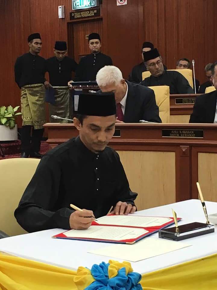 harakahdailyHD's tweet photo. [TERKINI] ADUN Penaga, YB Ustaz Mojd Yusni Mat Piah selesai mengangkat sumpah sebagai Ahli Dewan Undangan Negeri Pulau Pinang, hari ini.

Beliau merupakan wakil tunggal PAS di Pulau Pinang bagi penggal ini.

#ADUNPulauPinang #AdunPAS https://t.co/xC672Sk0F2