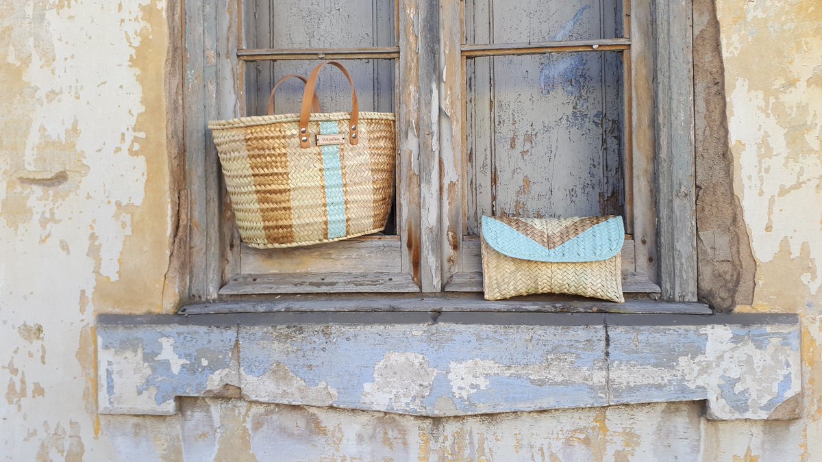 Mouriz and Ameal: Two strawbags that go perfect with eachother. #handcrafted and #Hand-painted. Original and unique available at: facebook.com/queroumavalent…

#outfitoftheday #IFeelPretty #fbloggers #strawbags #basketsbags