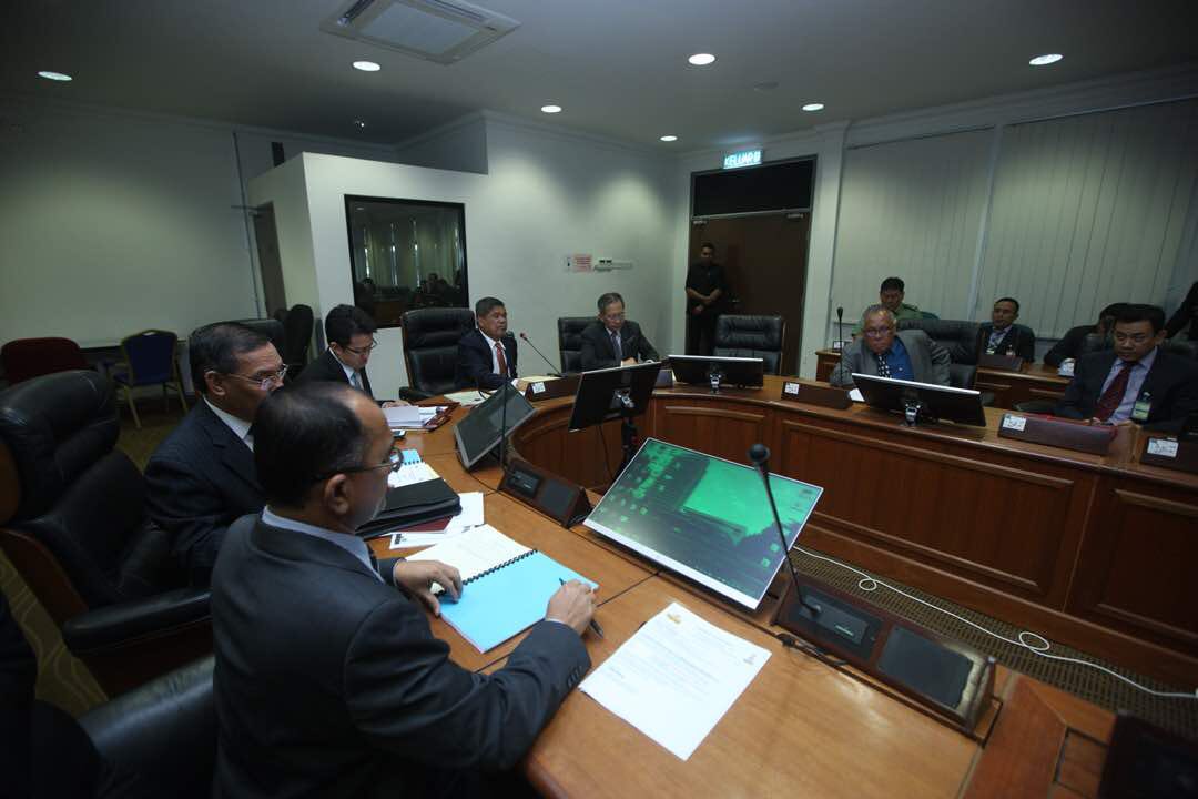 MINDEFMalaysia's tweet photo. YB @MSabu_Official &amp; YB Senator @LiewChinTong diberi taklimat oleh Ketua Pengarah Jabatan Hal Ehwal Veteran (JHEV), Mej Jen Dato' Mohamad Khir b. Abdullah di Parlimen sebentar tadi. Turut serta KSU, Dato' @HalimiAbdManaf &amp; pengurusan tertinggi @MINDEFMalaysia https://t.co/FHmXFoN1Oa