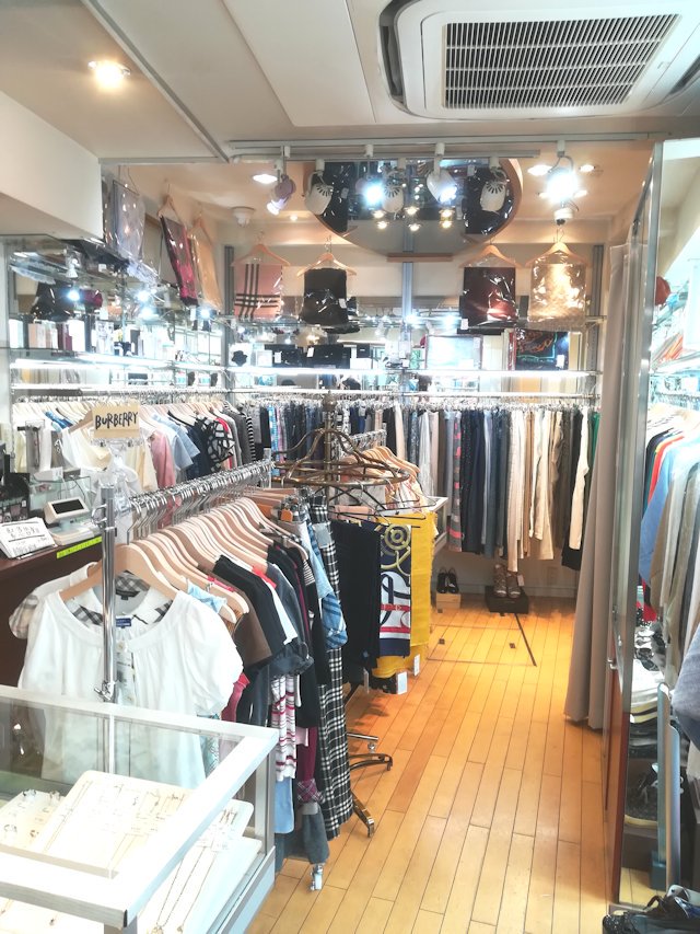 質屋 ミドリヤ 川越 Phase店 店内の様子その2 メンズ レディース はてはシルバージュエリーまで たくさんの素敵な商品をご用意しております 川越 シルバーアクセサリー ファッション