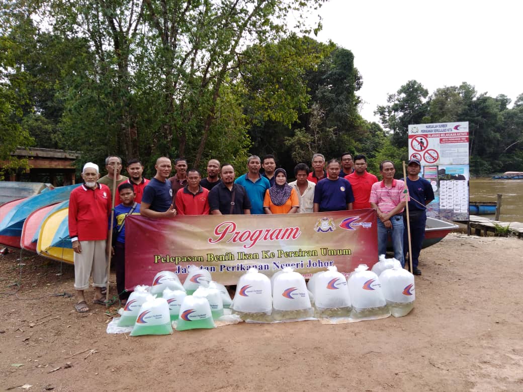 DoF_Johor's tweet photo. Program pelepasan benih ikan ke perairan umum di Pangkalan Komuniti Perikanan Darat Batu 18, Kota Tinggi. Sebanyak 10K benih Udang Galah&amp;Kerai dilepaskan ke perairan Sungai Sedili Besar bagi menjamin kesinambungan dan kelestarian sumber perikanan sungai.
@DOF_Malaysia
@esazainal https://t.co/5JpdXwJ9o8