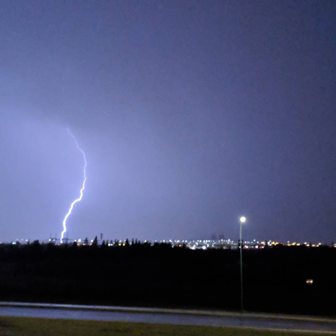 Lichita0115's tweet photo. Thunderstorm alert!
#thunder #thunderstorm #lightning #photography #nature #🌩 #light #thunderstorms #storm #thunders #weather #rain #alert #sky #skies #yeg #edmonton #alberta #canada #lisethsierra https://t.co/06C07QtCEe
