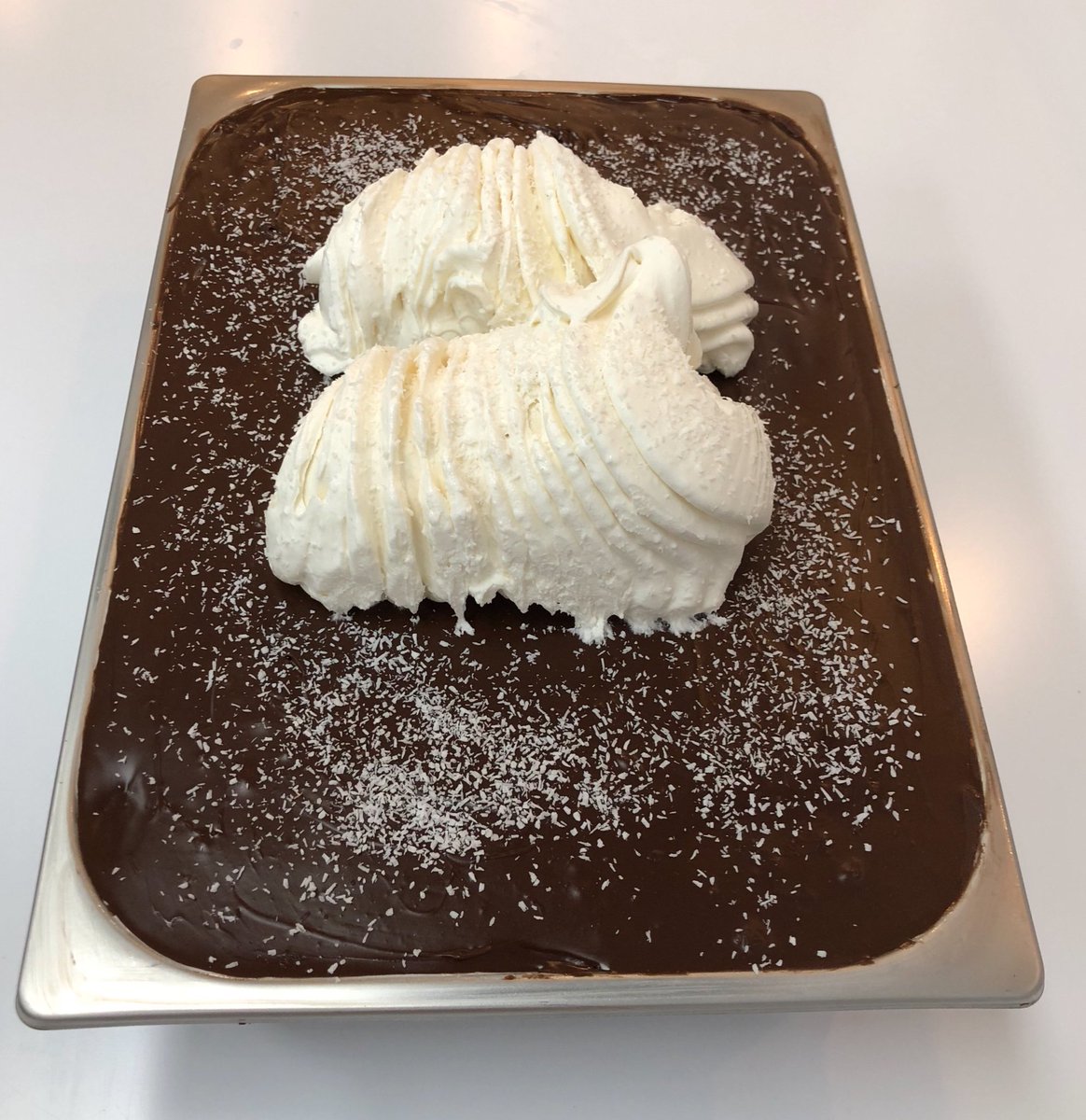 Mefendiler's tweet photo. coconut and chocolate https://t.co/NGq3M0G50F