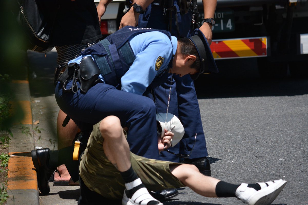きゅいまる Ar Twitter 逮捕の瞬間 警察24時 警視庁すぐ応援呼ぶし連行してもなお応援到着するしわけわかめ きゅいまる Ar Twitter 逮捕の瞬間 警察24時 警視庁すぐ応援呼ぶし連行してもなお応援到着するしわけわかめ