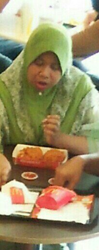 ibu_gemuk's tweet photo. Traktir mak janda makan KFC di moll. Kesempatan boleh dpat jilat memeknya.. Dia minta antar ke WC dia ajak sya temenin didalam dia buang air kecil gak tahan liat pantatnya lasung aja sya jilatin dari blakang.. https://t.co/JEJpUsfYrf