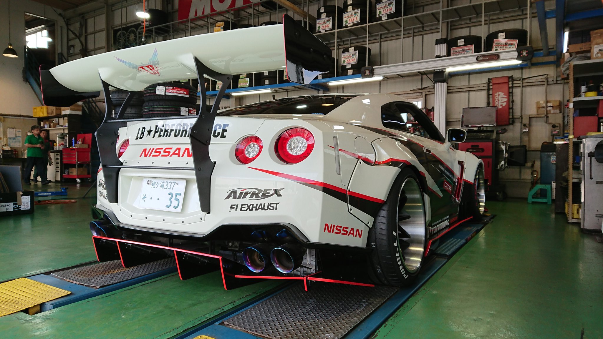 リバティーウォークr35 父ちゃん 来年のカレンダーは時代の節目 祐路と愛車のカレンダーかポスターでも作ろうかなー まずはいいショット頑張らないと 一生の思い出はやっぱ作りたいね