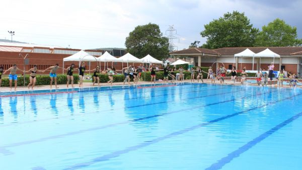 ajbegues's tweet photo. L'Ajuntament de #Begues emet un ban municipal decretant la gratuïtat de la piscina municipal del 3 al 5 d'agost per combatre l'onada de calor. https://t.co/1NWjBlBdYP https://t.co/eUYexpw9Ju