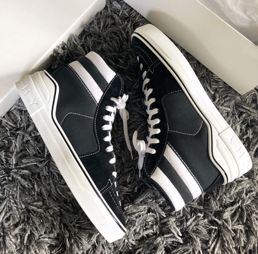 Buttonslaces's tweet image. We are an online Fashion Store based in Lagos and we ship to all parts of Nigeria . Delivery withing Lagos is free .. deliveries outside Lagos carries charges . Call us on +2347068543380 check out our instagram @Buttonslaces