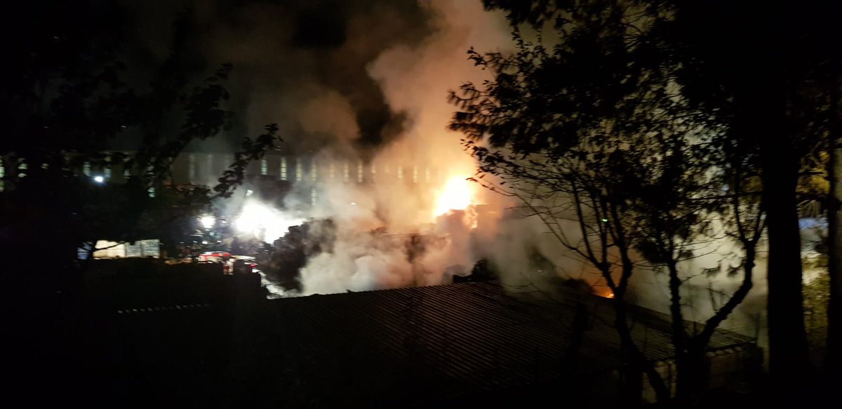 112Galicia's tweet photo. Os traballos de extinción no #IncendioAlumisel do #Porriño proseguen tras unha noite na que os servizos de emerxencias se centraron na refrixeración e confinamento de dous puntos de combustión no exterior da nave, nos que se almacenaba ferralla / + info: https://t.co/NH38K74iwo https://t.co/rrdP87KkrJ