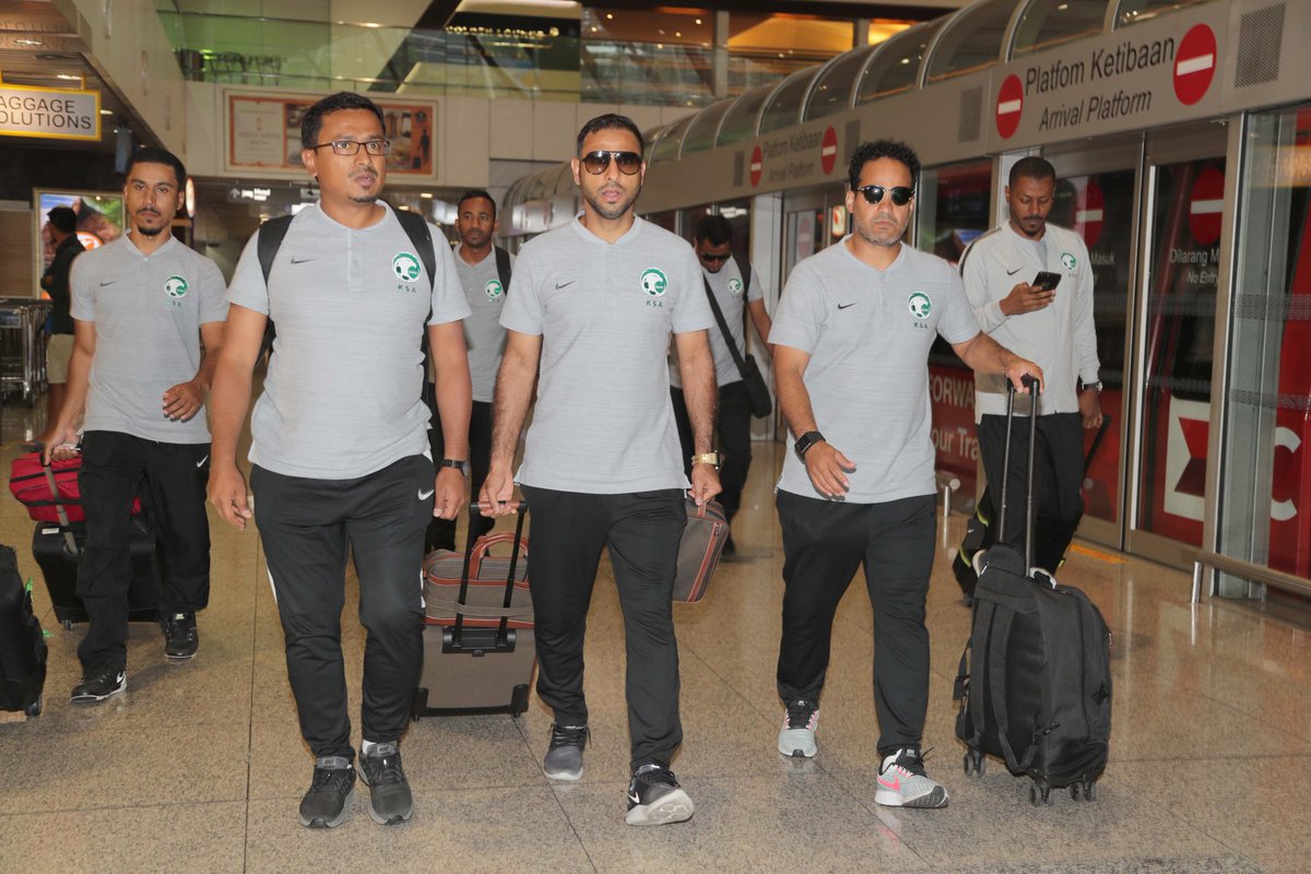 SaudiNT's tweet photo. 📷 | لقطات مصوّرة من وصول بعثة المنتخب الوطني تحت 21 عامًا إلى ماليزيا لإقامة معسكر إعدادي تحضيرًا للمشاركة في #دورة_الألعاب_الآسيوية..

#معاك_يالأخضر https://t.co/K0WafgSyLN