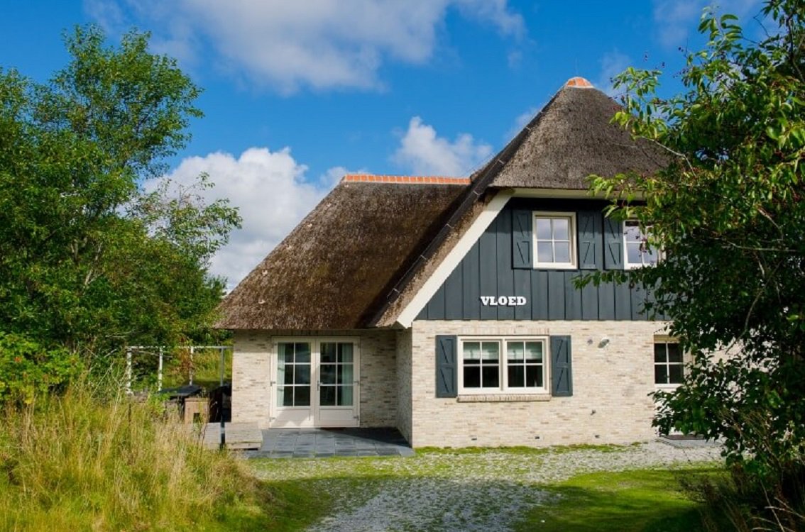 Nieuw in de verkoop! De luxe villa "Vloed". Verscholen in een duinpan, vlakbij bos, duinen en strand. Meer info: bit.ly/2vaUxgh