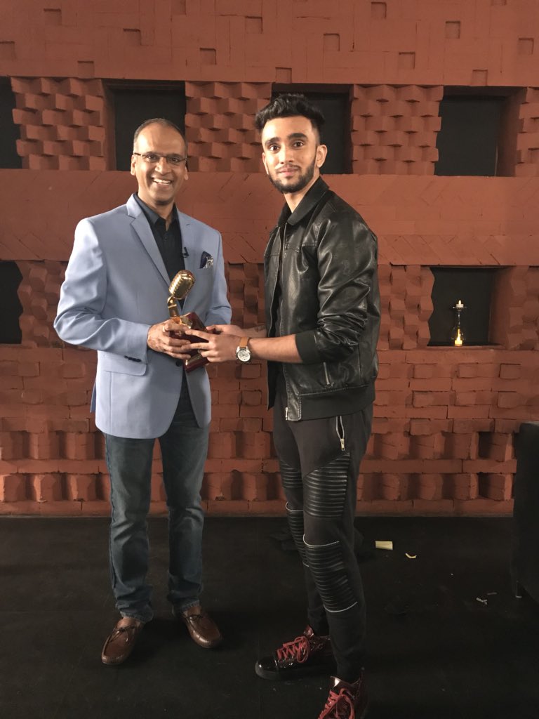 ShrirangKrishn1's tweet photo. What a Pleasure Singing & Shooting for a famous show “ STARRY NIGHTS” hosted by ‘ Komal Nahta Sir’. #0h! #StarryNight2.0h! #grandhyatt #ZeeInternational @ZeeIntl @KomalNahta https://t.co/khQkazqc61
