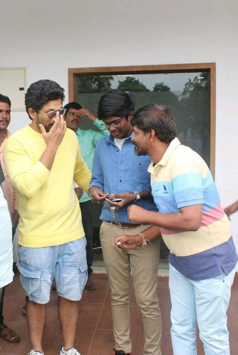 BunnyHarishAA's tweet photo. ° గురువా  ..!!! Aattt #Style అరాచకం  సామీ  👌👌👌
@alluarjun recent pic 😍😍👌
 #StyishStar For a Reason 😎😎 https://t.co/HXkOwnmhNS