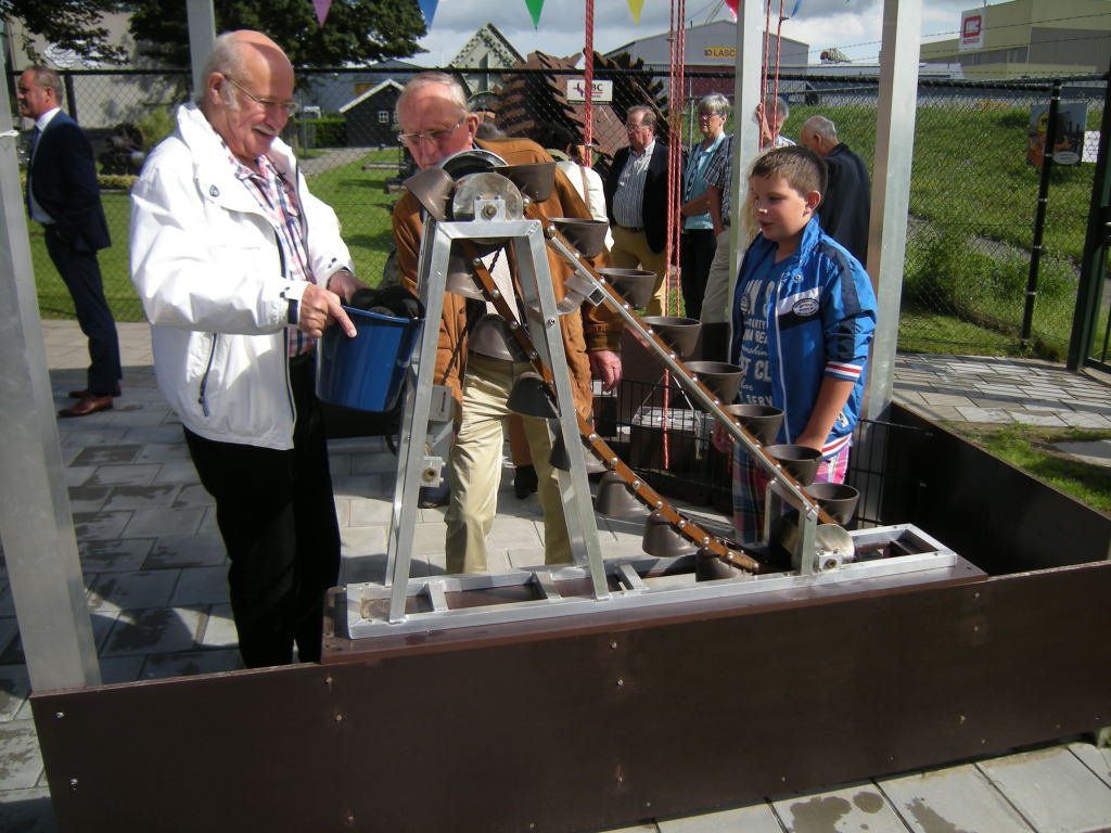 baggermuseum's tweet photo. Ontdek de wereld van het baggeren tijdens de #Baggerweek! Bagger met een baggerbeugel, vaar met op afstand bestuurbare bootjes of oefen als kraanmachinist. Van zaterdag 11 t/m 18 augustus zijn kinderen van 8-88 jaar van harte welkom! → https://t.co/IaVXJ0yjbw #sliedrecht #museum https://t.co/ou6x9m5OuU