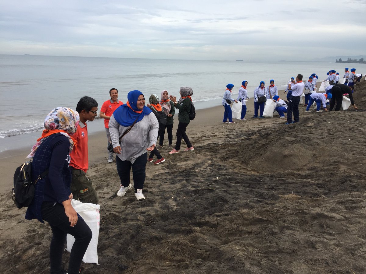 Semen Padang Menggandeng Lantamal II Padang untuk membersihkan Pantai Muaro Lasak Dari Sampah detaksumbar.com/semen-padang-m… lewat <a href="/Detaksumbar/">detaksumbar</a>.com