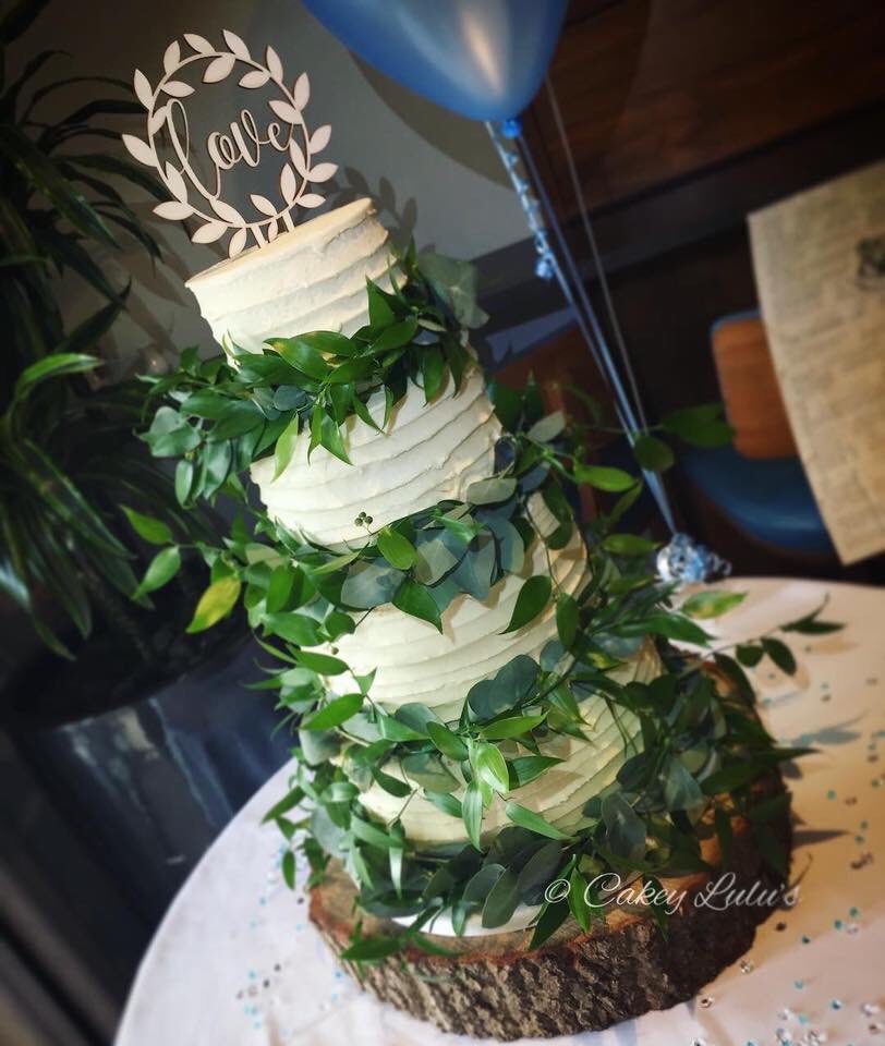 Rustichic17's tweet image. m.facebook.com/cakeylulus/ #woodslice #cakestand @Rustichic17