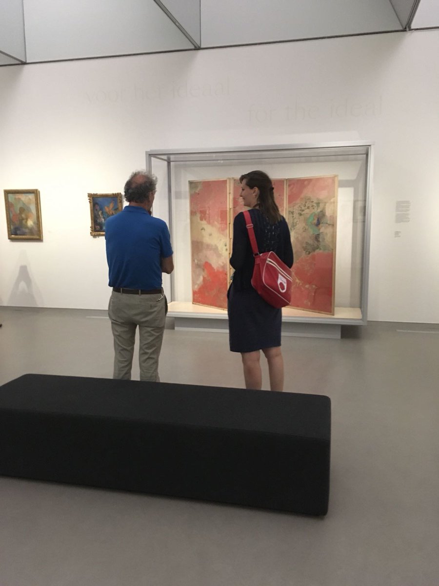 Zin in een goed gesprek? Ons #Filosofeerteam is vandaag in de Redontentoonstelling! Met prikkelende vragen verrassen ze onze bezoekers en dagen ze uit tot een persoonlijke kijkbeleving. Kom ook gezellig langs! krollermuller.nl/filosoferen-me…