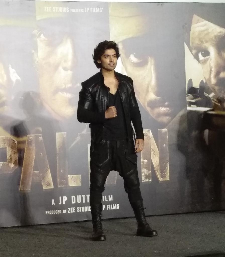 .<a href="/gurruchoudhary/">GURMEET CHOUDHARY</a> :"My dad wanted me to be a soldier but I ran to Mumbai to become an actor.I hope with #Paltan I could complete a small bit of my dad's dream

<a href="/ZeeStudios_/">Zee Studios</a> <a href="/RealNidhiDutta/">Nidhi Dutta</a> 

#GurmeetChoudhary #PaltanTrailer #JPDutta #JoinThePaltan #BollywoodNews #BollywoodBubble